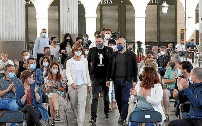 Otegi, junto a los primeros ediles de Ordizia, Adur Ezenarro, y Azpeitia, Nagore Alkorta, durante el acto de ayer a localidad de Goierri. Foto: Efe