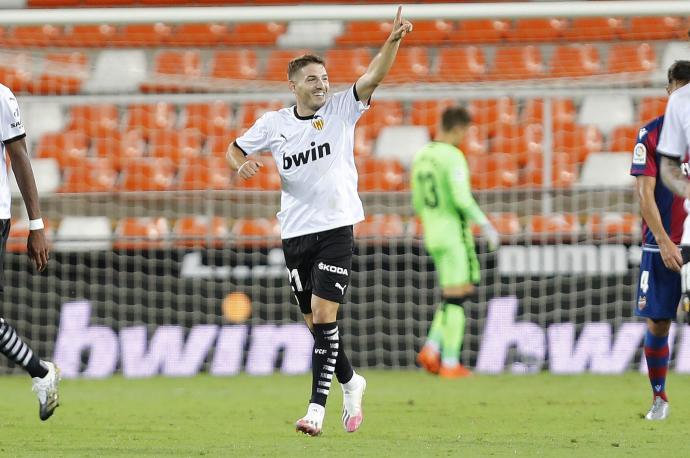 Vallejo celebra un gol con el Valencia