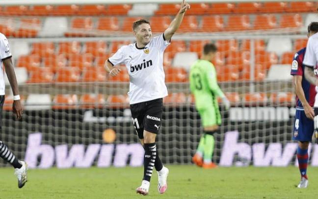 Vallejo celebra un gol con el Valencia