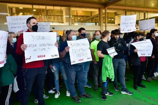 Baserritarras, en el exterior del hiper Alcampo de Oiartzun este mediodía