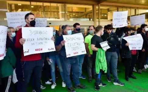 Baserritarras, en el exterior del hiper Alcampo de Oiartzun este mediodía Baserritarras, en el exterior del hiper Alcampo de Oiartzun este mediodía