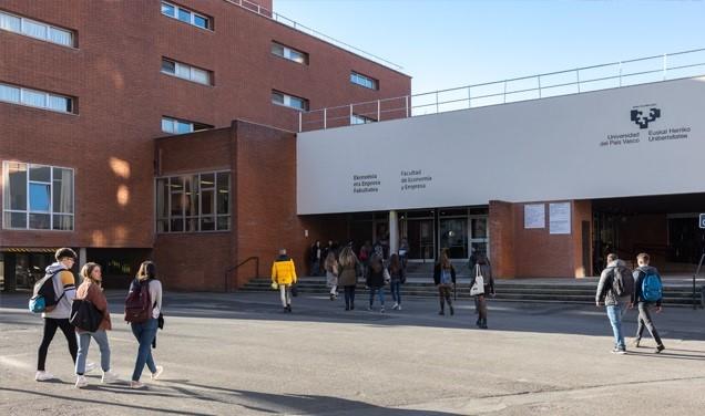 Varios estudiantes de la UPV en el campus de Sarriko