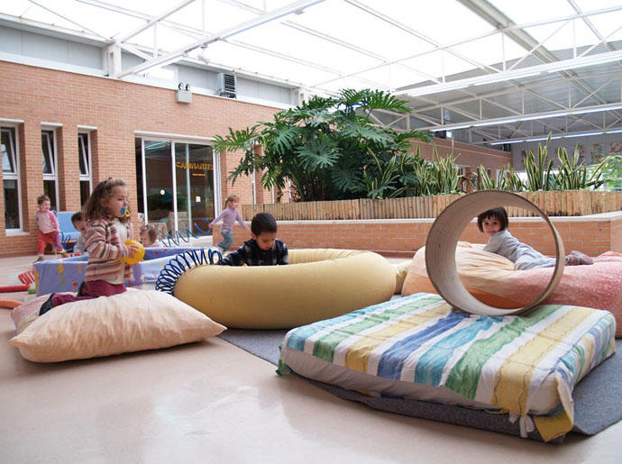 Txikis jugando en la Escuela Infantil de Mendebaldea