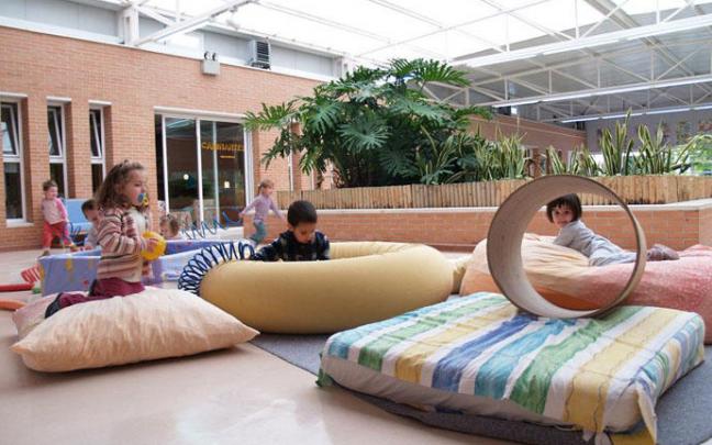 Txikis jugando en la Escuela Infantil de Mendebaldea