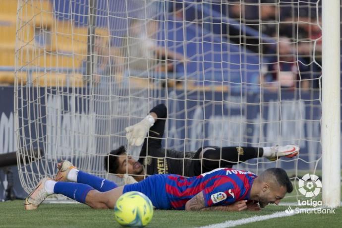 Stoichkov se lamenta de una ocasión fallada en Alcorcón.