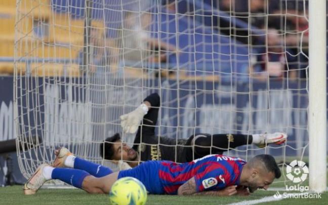 Stoichkov se lamenta de una ocasión fallada en Alcorcón.