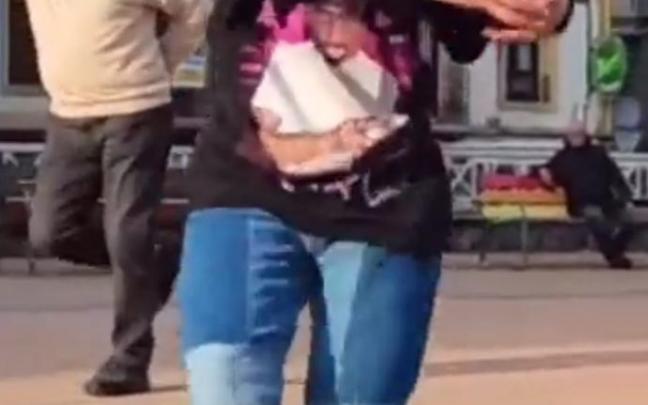 La 'tiktoker' baila sin saber que el señor espontáneo hace lo propio por detrás. La 'tiktoker' baila sin saber que el señor espontáneo hace lo propio por detrás.