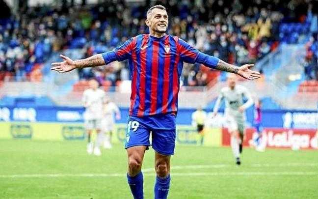 Stoichkov marcó el 3-1 definitivo par un Eibar que se asienta en puestos de 'play-off'. Foto: LaLiga Stoichkov marcó el 3-1 definitivo par un Eibar que se asienta en puestos de 'play-off'. Foto: LaLiga