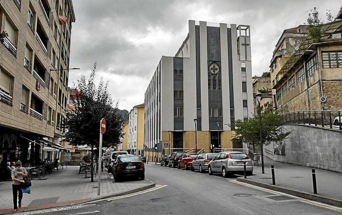 Vista de la zona Este de Eibar, con la iglesia del Carmen en el centro.