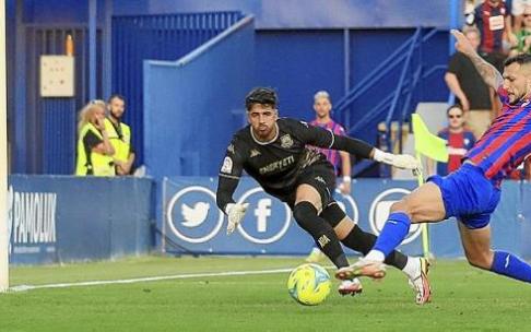 Stoichkov no acierta a rematar ante el portero del Alcorcón, en el partido del domingo pasado. Foto: Efe