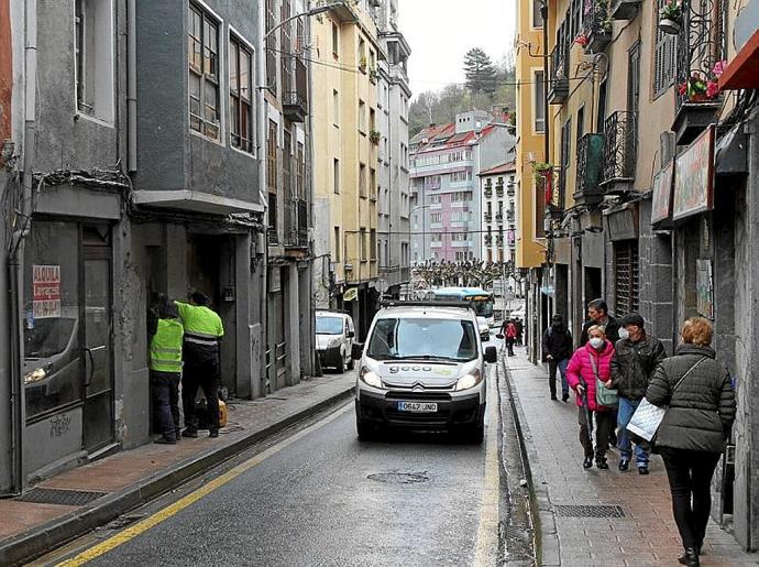 Operarios trabajan para bloquear el acceso al número 17 de Arragueta.