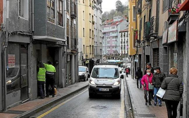 Operarios trabajan para bloquear el acceso al número 17 de Arragueta.