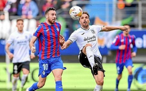 Edu Expósito, que tuvo opciones para marcar, y el exarmero Pedro León, en un lance del partido disputado ayer en Ipurua. Foto: LaLiga