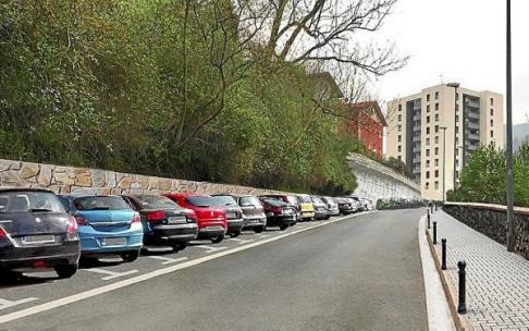 Montaje del parking disuasorio que se va a construir en Legarre Gain. Foto: N.G.