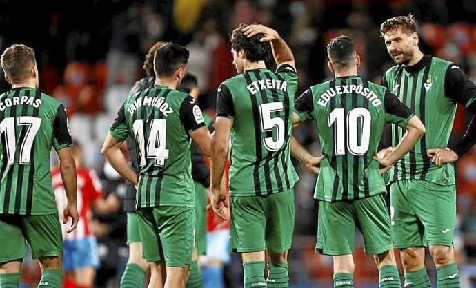 Los jugadores del Eibar, con Fernando Llorente, al término del partido de ayer en Lugo. Foto: LaLiga