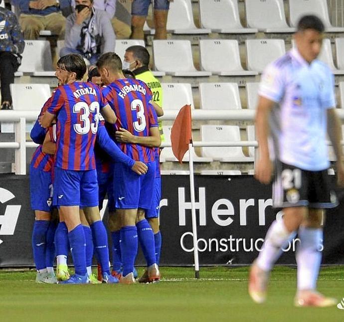 Los jugadores del Eibar celebran el tanto de Corpas. Foto: Efe