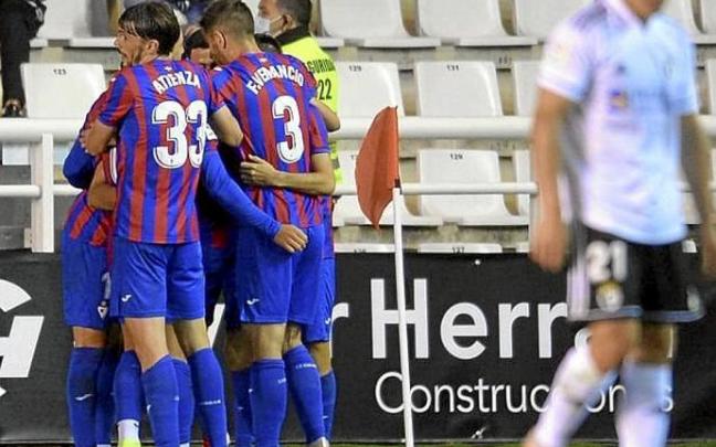 Los jugadores del Eibar celebran el tanto de Corpas. Foto: Efe Los jugadores del Eibar celebran el tanto de Corpas. Foto: Efe