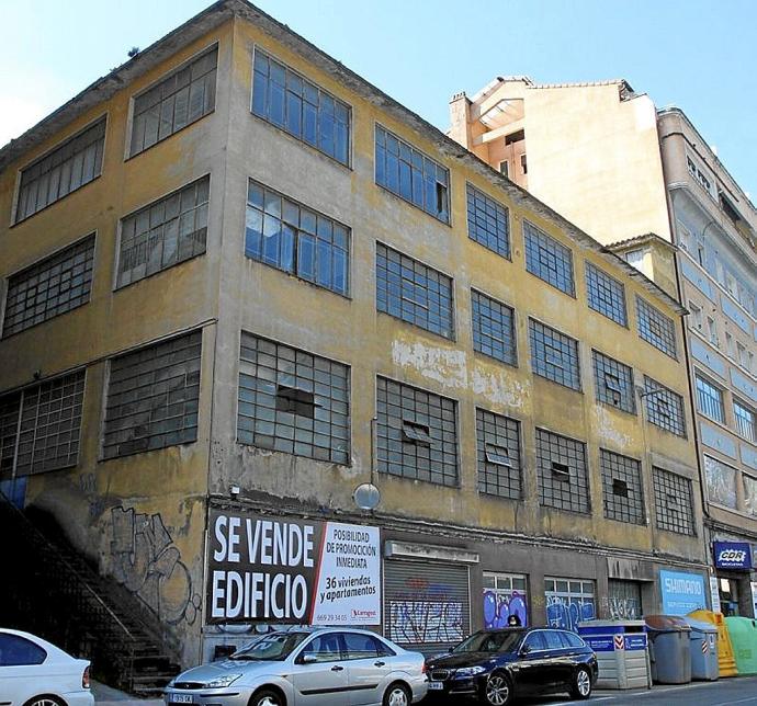 Vista del viejo edificio de Rafael Lapeyra, en el número 34 de Barrena.