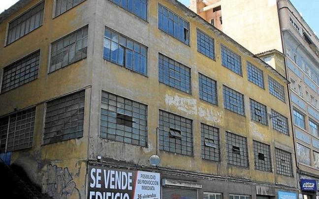 Vista del viejo edificio de Rafael Lapeyra, en el número 34 de Barrena.