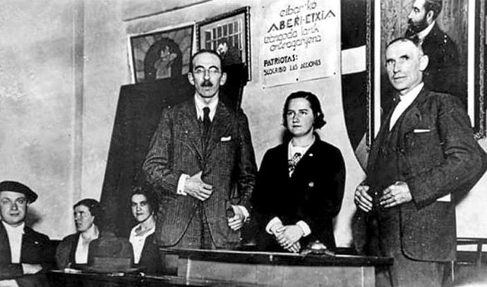 Mercedes Kareaga en un acto celebrado en Eibar durante la primer mitad del siglo XX. Foto: Euskomedia.org