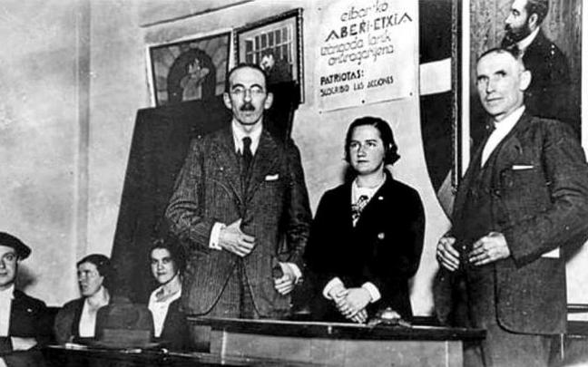 Mercedes Kareaga en un acto celebrado en Eibar durante la primer mitad del siglo XX. Foto: Euskomedia.org Mercedes Kareaga en un acto celebrado en Eibar durante la primer mitad del siglo XX. Foto: Euskomedia.org