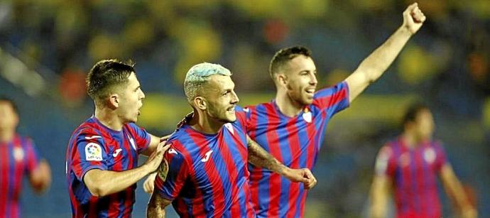 Stoichkov, flanqueado por Tejero y Edu Expósito, celebra el gol de ayer en Las Palmas. Foto: LaLiga