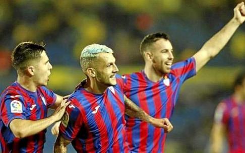 Stoichkov, flanqueado por Tejero y Edu Expósito, celebra el gol de ayer en Las Palmas. Foto: LaLiga