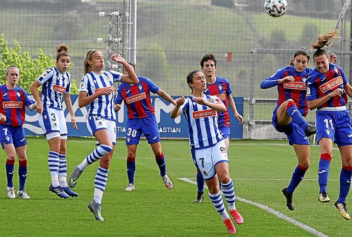 Real y Eibar jugaron en Zubieta un derbi que cambió el rumbo de sus trayectorias. Foto: Iker Azurmendi