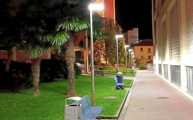 Aspecto de las nuevas luminarias de Romualdo Galdós. Foto: N.G.