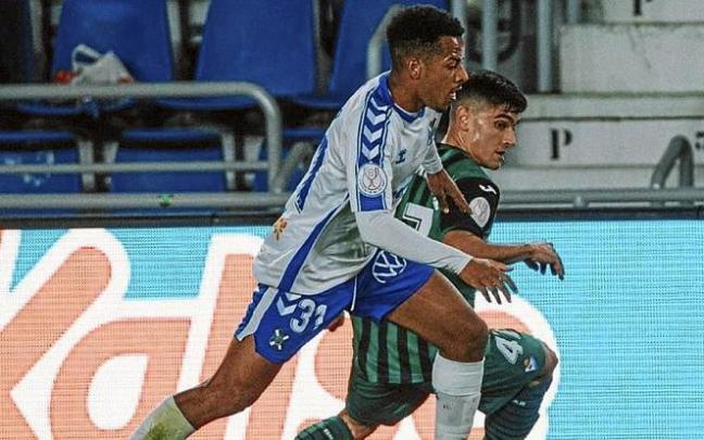 Álvaro Roncal, que debutó ayer, trata de irse de un tinerfeño. Foto: SD Eibar Álvaro Roncal, que debutó ayer, trata de irse de un tinerfeño. Foto: SD Eibar