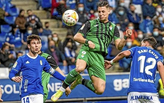Fran Sol cabecea un balón entre dos jugadores del Oviedo, ayer en el estadio Carlos Tartiere. Foto: LaLiga Fran Sol cabecea un balón entre dos jugadores del Oviedo, ayer en el estadio Carlos Tartiere. Foto: LaLiga