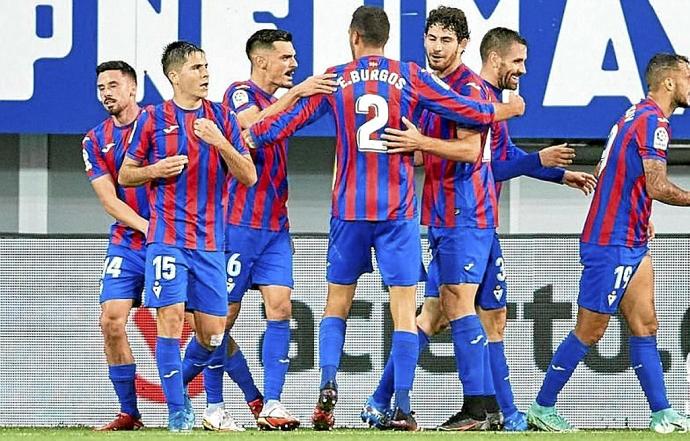 Los jugadores del Eibar celebran el tanto de Stoichkov. Foto: LFP