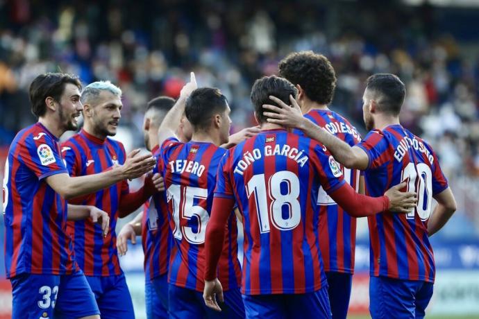 Los jugadores del Eibar celebran uno de los goles marcados en el derbi de Ipurua ante el Sanse