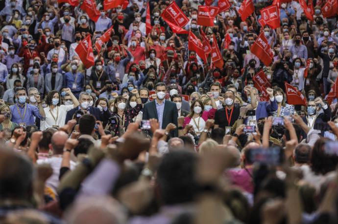 Pedro Sánchez rodeado de su nueva Ejecutiva Federal en el Congreso que el PSOE ha celebrado en Valencia