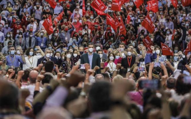 Pedro Sánchez rodeado de su nueva Ejecutiva Federal en el Congreso que el PSOE ha celebrado en Valencia