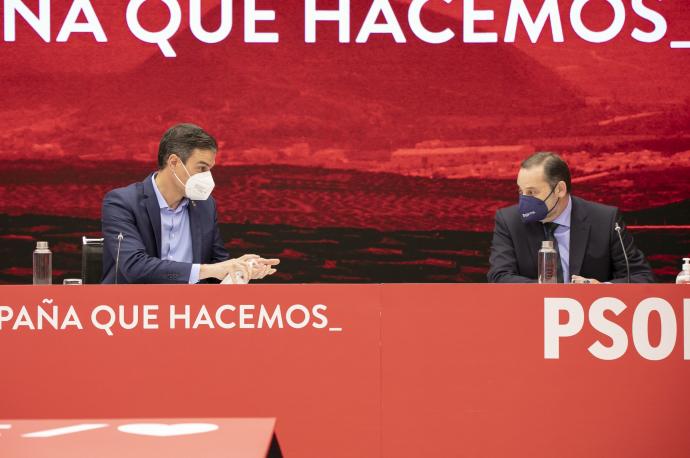 El presidente del Gobierno, Pedro Sánchez (i) y el ministro de Transportes, Movilidad y Agenda Urbana, José Luis Ábalos.