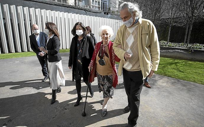 Estela Barnes de Carlotto, en Gogora junto a Beatriz Artolazabal e Ignacio Hernaiz, que encabezó la delegación argentina. Foto: José Mari Martínez