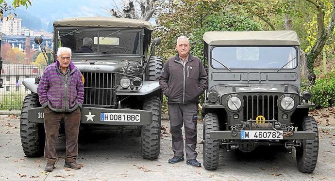 Los hermanos José Antonio y Manolo Agirre, con algunos de sus coches.