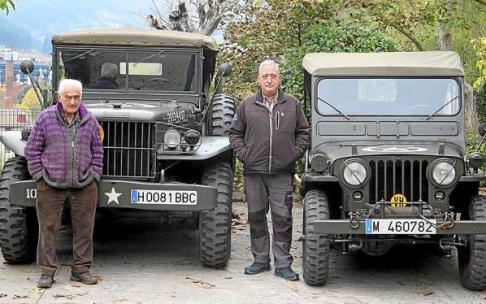 Los hermanos José Antonio y Manolo Agirre, con algunos de sus coches. Los hermanos José Antonio y Manolo Agirre, con algunos de sus coches.