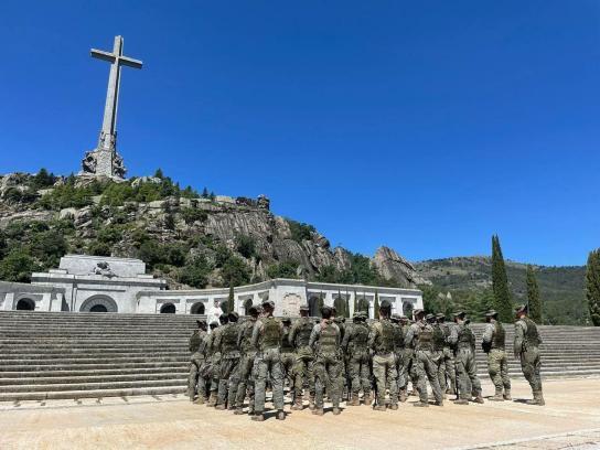 Los miembros de la unidad militar, durante el acto religioso en el Valle de los Caídos.