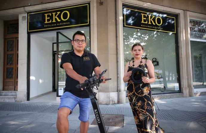 Los dueños del negocio, Wilman Arpi y Mónica Guillén, posan frente al local EKO.