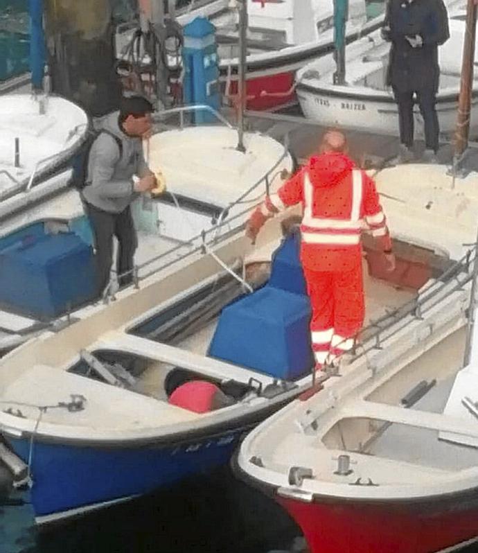 Personas miden un barco, ayer. Foto: N.G.