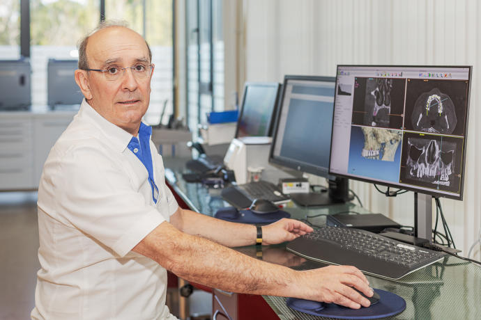 El doctor Eduardo Anitua en la sala de diagnóstico.