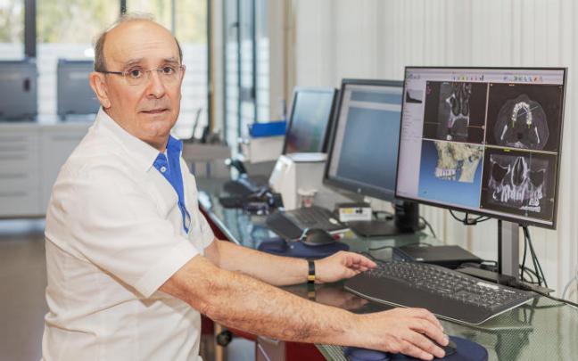 El doctor Eduardo Anitua en la sala de diagnóstico.