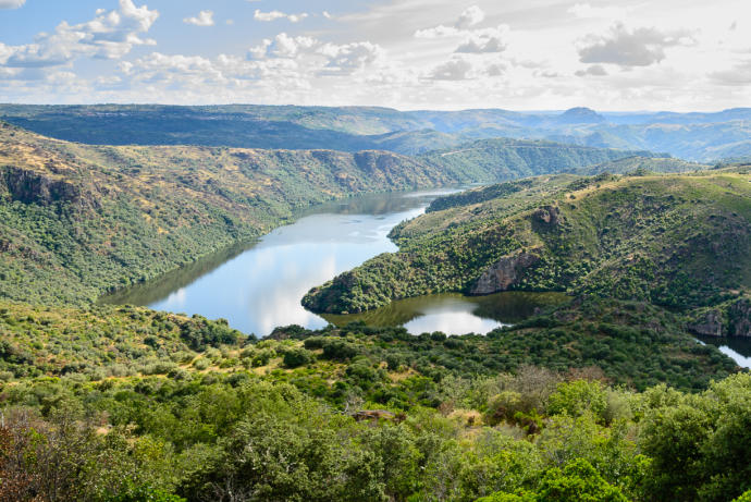 Las grandes rutas, como la que recorre el curso del río Duero desde su nacimiento hasta la frontera con Portugal, que se recorren a pie son un desafío que en vacaciones puede disfrutarse con toda tranquilidad.