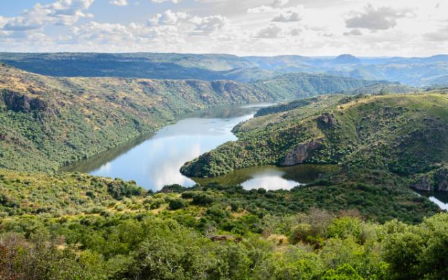 Las grandes rutas, como la que recorre el curso del río Duero desde su nacimiento hasta la frontera con Portugal, que se recorren a pie son un desafío que en vacaciones puede disfrutarse con toda tranquilidad.