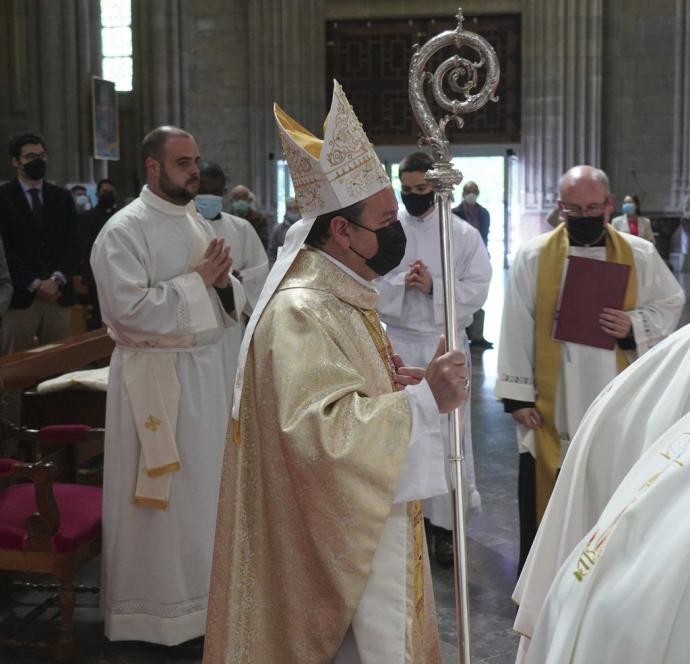 Juan Carlos Elizalde, oficiando una misa.