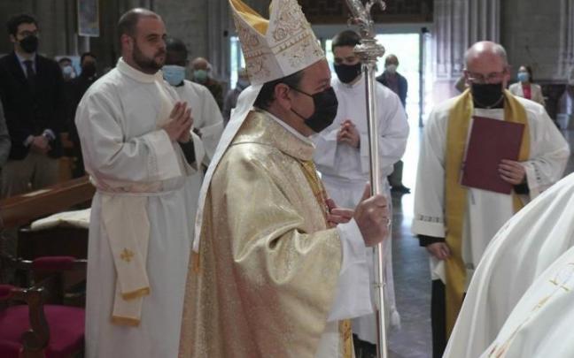 Juan Carlos Elizalde, oficiando una misa. Juan Carlos Elizalde, oficiando una misa.