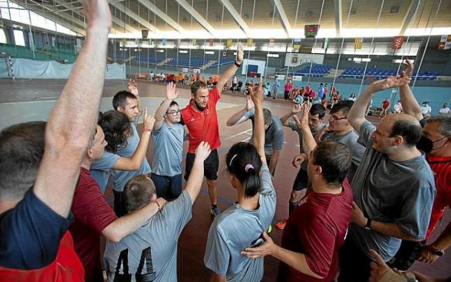 El Tudela B haciendo piña durante la final que les dio la victoria. El Tudela B haciendo piña durante la final que les dio la victoria.