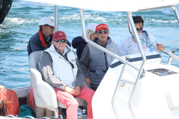 Juan Carlos y Pedro Campos en una embarcación auxiliar.